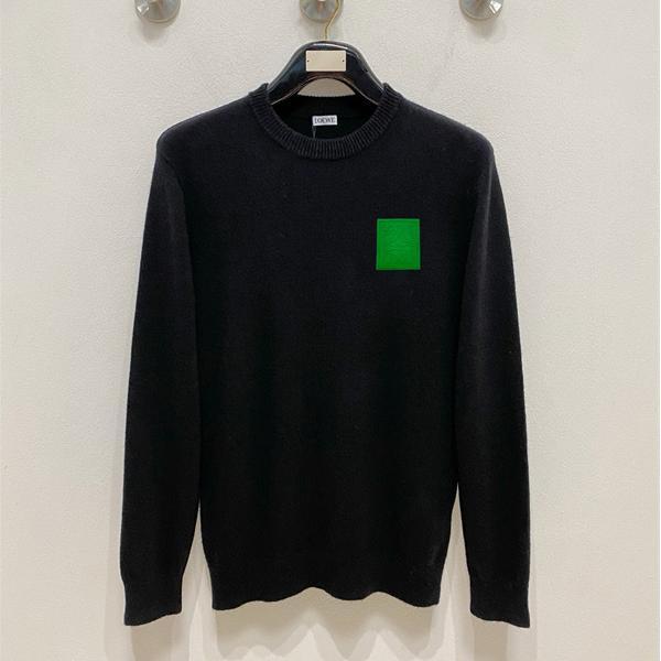 LOEWE ロエベ コピー クルーネックニット グリーンパッチロゴ入り モダンで都会的なセーター
