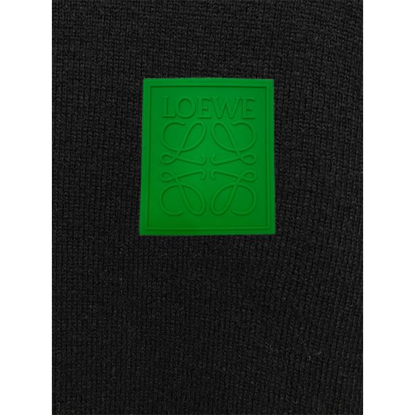 LOEWE ロエベ コピー クルーネックニット グリーンパッチロゴ入り モダンで都会的なセーター