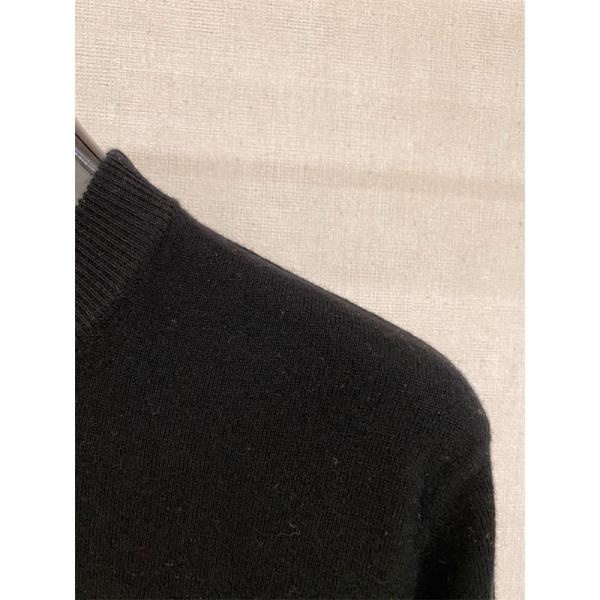 LOEWE ロエベ コピー クルーネックニット グリーンパッチロゴ入り モダンで都会的なセーター