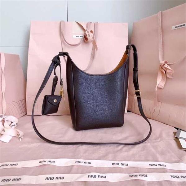 Miu Miu ミュウミュウ コピー 5BE099 レザー ショルダーバッグ クロスボディ 高品質 ヴィンテージ風