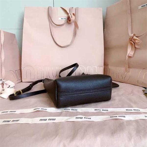 Miu Miu ミュウミュウ コピー 5BE099 レザー ショルダーバッグ クロスボディ 高品質 ヴィンテージ風