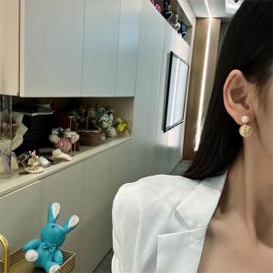 セリーヌ CELINE スーパーコピー 上品で優雅な輝きを放つ ゴールド×パール トリオンフモチーフ ピアス