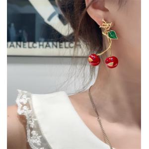 2025秋冬におすすめ着こなし ピアス ルイ ヴィトン 簡単...