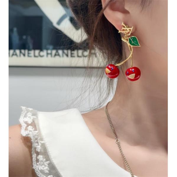 2025秋冬におすすめ着こなし ピアス ルイ ヴィトン 簡単にコーデをおしゃれに演出 LOUIS VUITTON 普段使いもオフィスもOKブランド コピー 激安(日本最大級)