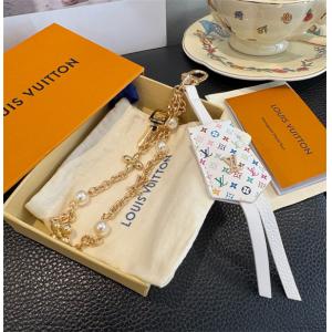 日々のコーデをトレンドに LOUIS VUITTON 軽やか...