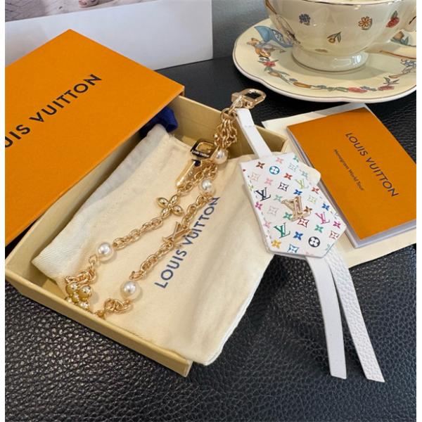 日々のコーデをトレンドに LOUIS VUITTON 軽やかなトレンドに合う  ルイ ヴィトンキーホルダーブランド コピー 激安(日本最大級)