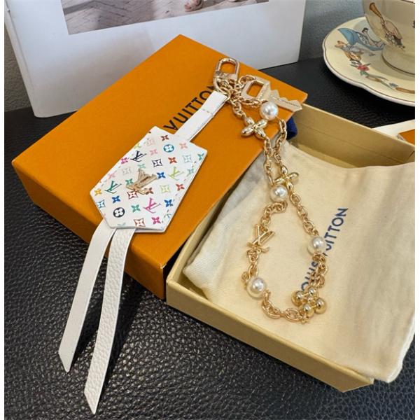 日々のコーデをトレンドに LOUIS VUITTON 軽やかなトレンドに合う  ルイ ヴィトンキーホルダーブランド コピー 激安(日本最大級)