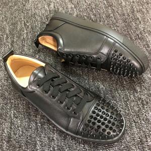 クリスチャンルブタン コピー エレガント クラシック ローカット スタッズトゥ スニーカー Christian Louboutin