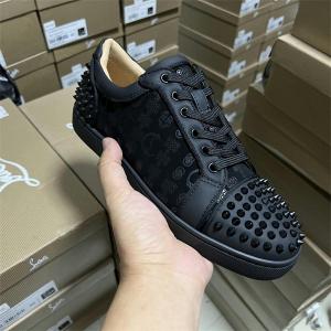 Christian Louboutin 偽物 モダン ラグジュアリー ロゴパターン スタッズスニーカー クリスチャンルブタン