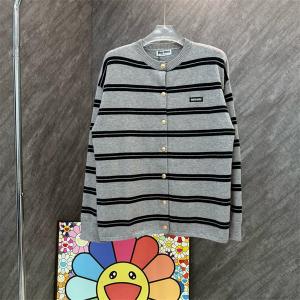 Miu Miu 偽物 カーディガン ボーダー ロゴワッペン デザイン 当店イチオシ グレー ミュウミュウ