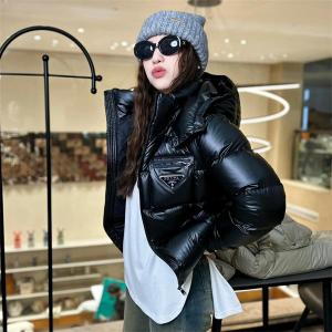 プラダ コピー 光沢 ダウンジャケット 防風 防寒 ラグジュアリー スタイリッシュ PRADA
