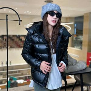 プラダ コピー 光沢 ダウンジャケット 防風 防寒 ラグジュアリー スタイリッシュ PRADA