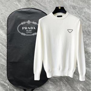 プラダ 偽物 ニット セーター ブラック エレガント スリム モダン スタイリッシュ PRADA