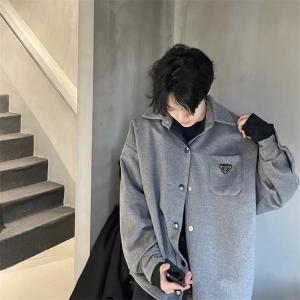 プラダ 偽物 ウール シャツジャケット エレガント仕立て レディース仕様 シック PRADA