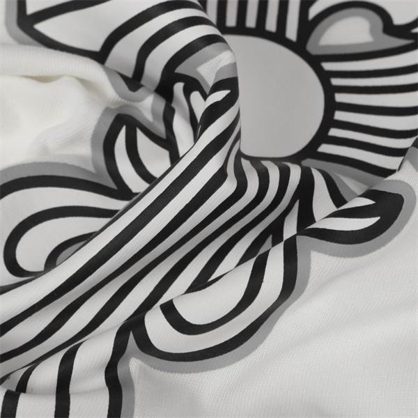 クロムハーツ 偽物 クラフト感 重視 シックデザイン 長袖Tシャツ バッククロスモチーフ CHROME HEARTS