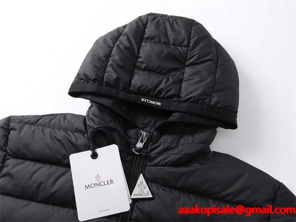 Moncler 軽量保温カーキ 軽量デザイン ハードルーフ付き モンクレール 偽物 ライトダウンジャケット