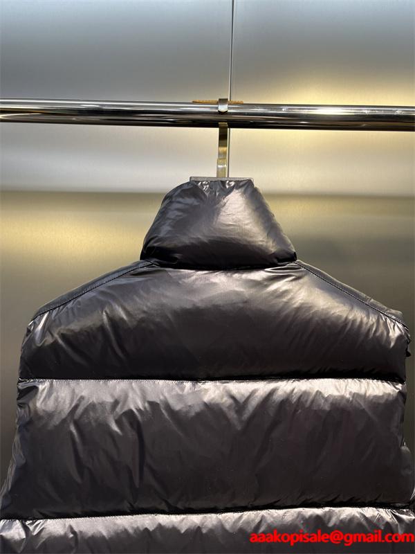 Moncler 冬の息抜き ホワイト 光沢感豊富 インナーカラーアクセント モンクレール コピー ダウンベスト