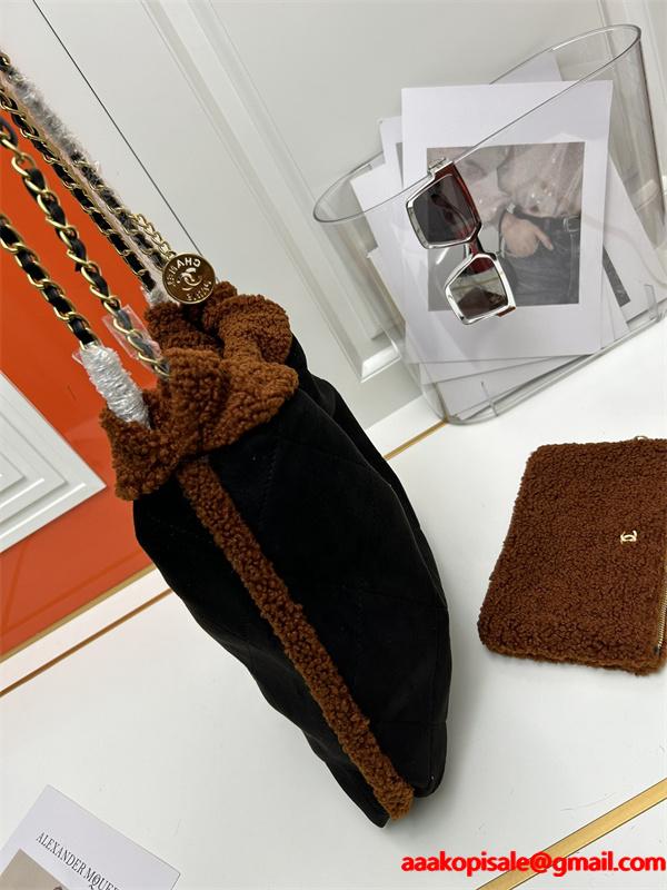 Chanel 冬のプレミアム ブラック シェルパアクセント ロゴプリント シャネル 偽物 ショルダーバッグ
