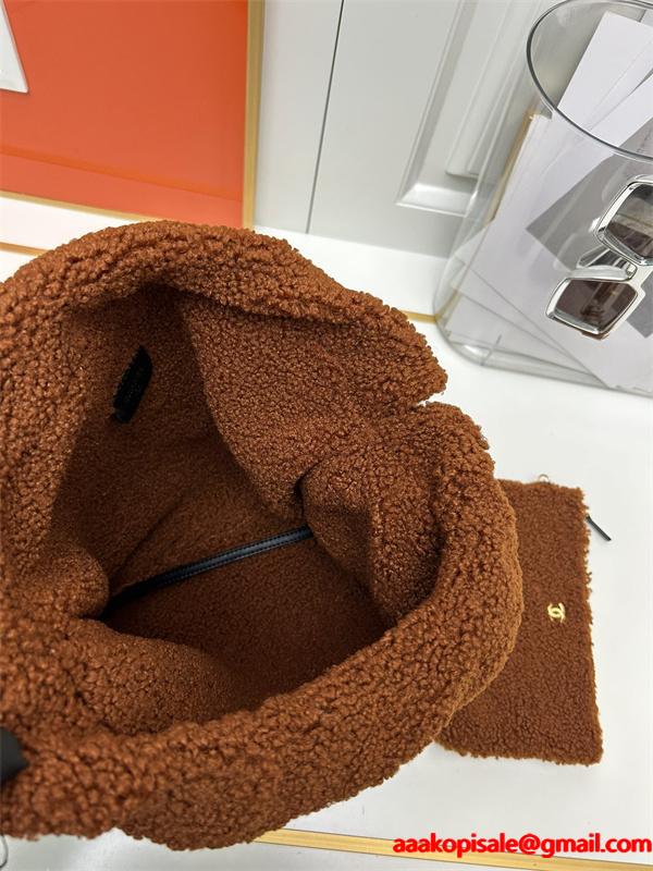 Chanel 冬のプレミアム ブラック シェルパアクセント ロゴプリント シャネル 偽物 ショルダーバッグ