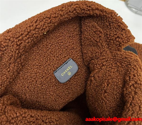 Chanel 冬のプレミアム ブラック シェルパアクセント ロゴプリント シャネル 偽物 ショルダーバッグ