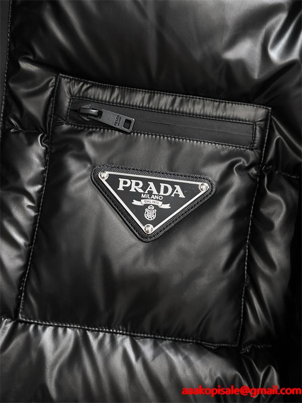 冬映えライトグレーカラー 上品暖か 2025秋冬快適 人気 PRADA プラダ スーパーコピー ダウンジャケット
