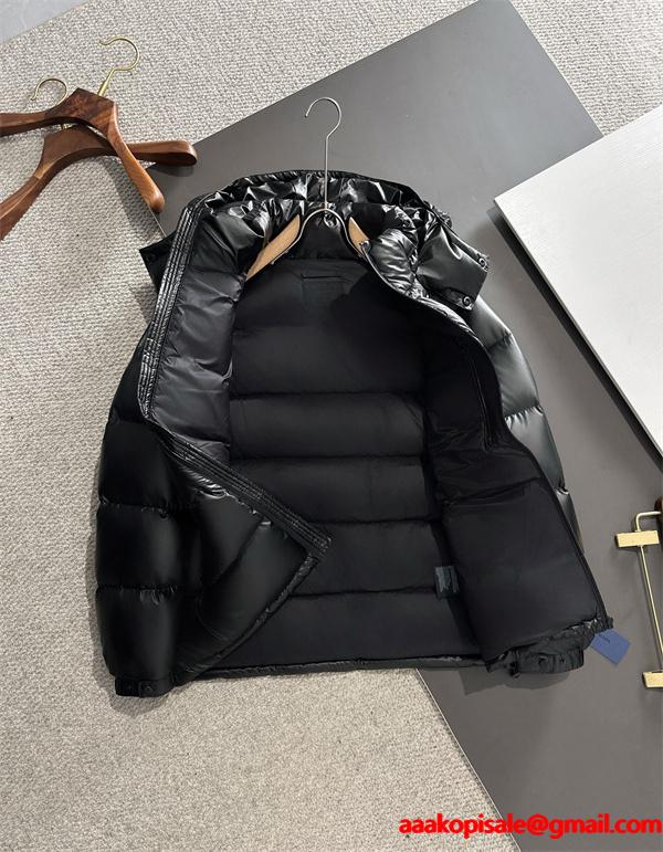冬映えライトグレーカラー 上品暖か 2025秋冬快適 人気 PRADA プラダ スーパーコピー ダウンジャケット