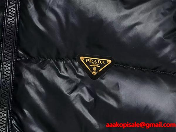 チャコールブラック軽量シンプル 落ち着き 2025秋冬万能 PRADA プラダ コピー ダウンジャケット 売れ筋ワード
