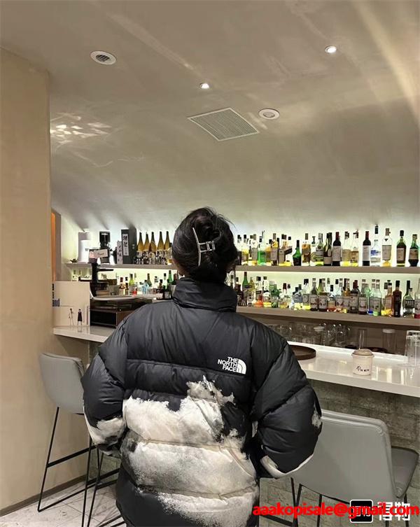 The North Face 偽物 雲柄ブラックダウンジャケット アーティスティック 2025秋冬個性 ザノースフェイス