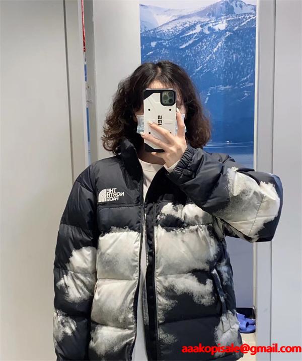 The North Face 偽物 雲柄ブラックダウンジャケット アーティスティック 2025秋冬個性 ザノースフェイス