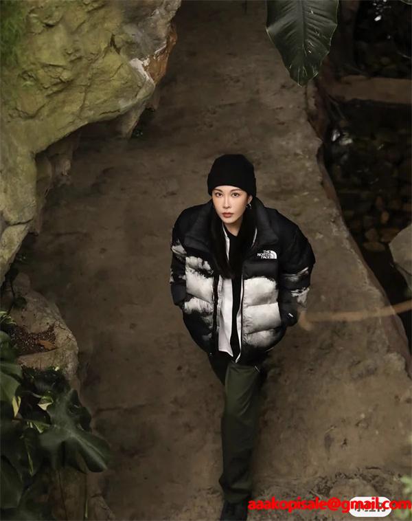 The North Face 偽物 雲柄ブラックダウンジャケット アーティスティック 2025秋冬個性 ザノースフェイス