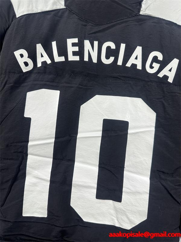 BALENCIAGA ブラックホワイトカラーブロック バッジ満載 バレンシアガ 偽物 ダウンジャケット 2025AW注目