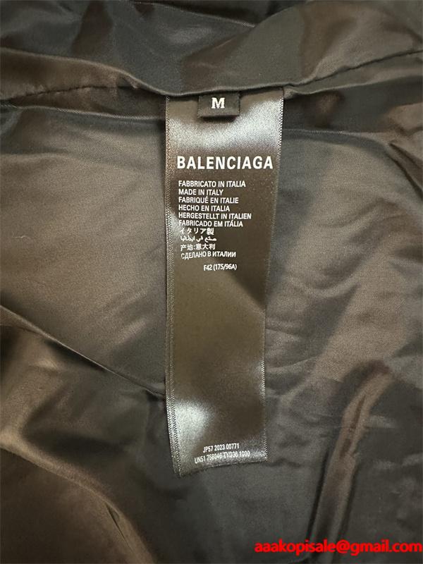 BALENCIAGA ブラックホワイトカラーブロック バッジ満載 バレンシアガ 偽物 ダウンジャケット 2025AW注目