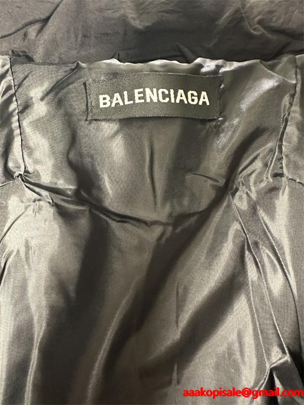 BALENCIAGA ブラックホワイトカラーブロック バッジ満載 バレンシアガ 偽物 ダウンジャケット 2025AW注目