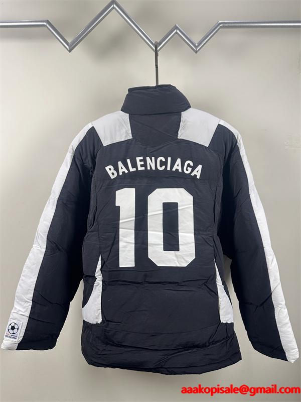 BALENCIAGA ブラックホワイトカラーブロック バッジ満載 バレンシアガ 偽物 ダウンジャケット 2025AW注目