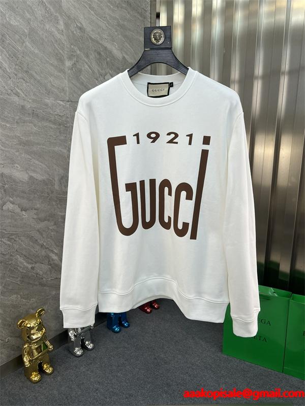 GUCCI スーパーコピー パーカー 1921 ロゴ 白 / 黒 グッチ ユニセックス ヴィンテージ風 2025秋冬コーデ