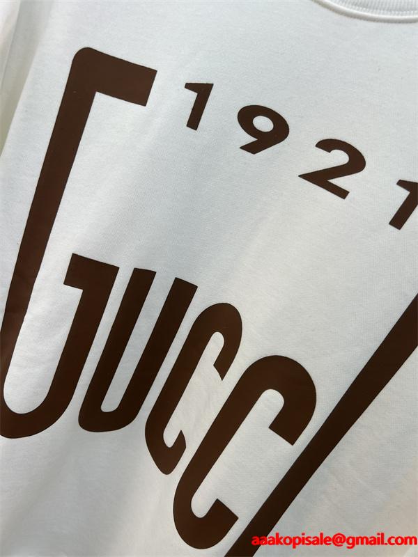 GUCCI スーパーコピー パーカー 1921 ロゴ 白 / 黒 グッチ ユニセックス ヴィンテージ風 2025秋冬コーデ