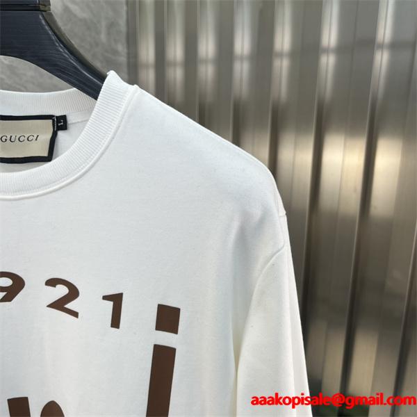 GUCCI スーパーコピー パーカー 1921 ロゴ 白 / 黒 グッチ ユニセックス ヴィンテージ風 2025秋冬コーデ