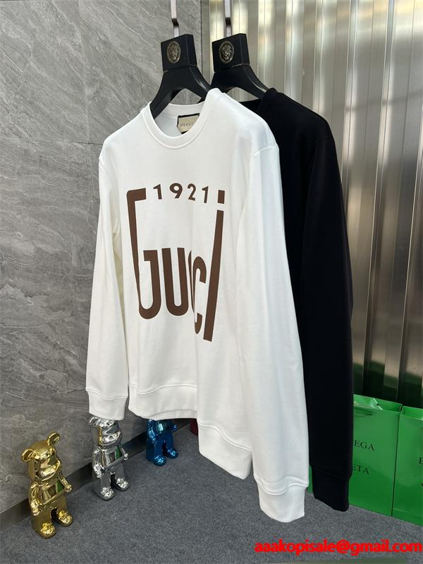 GUCCI スーパーコピー パーカー 1921 ロゴ 白 / 黒 グッチ ユニセックス ヴィンテージ風 2025秋冬コーデ