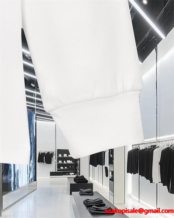   SAINT LAURENT コピー 秋冬ベーシック万能 ブラック ミニロゴ ロングスリーブ T シャツ サンローラン