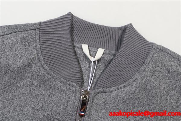 グレー 四条纹袖 ベースボールジャケット トムブラウン Thom Browne コピー 2025秋冬スタイリッシュ トレンド