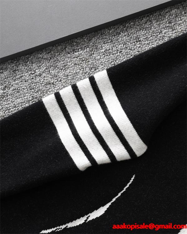 トムブラウン Thom Browne 偽物 2025秋冬おしゃれ 万能 ブラック × グレー 2 色 羽毛柄 四条纹袖 円领 セーター 