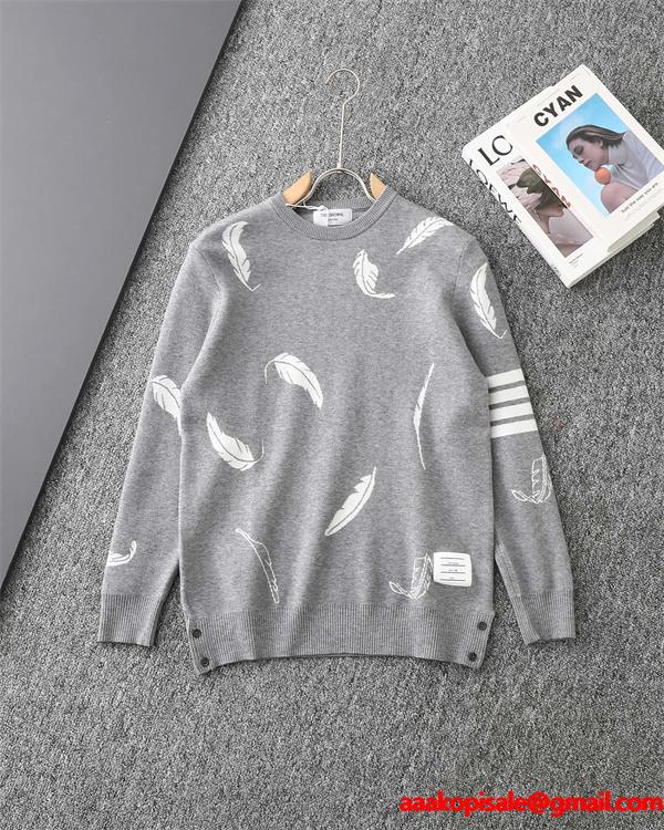 トムブラウン Thom Browne 偽物 2025秋冬おしゃれ 万能 ブラック × グレー 2 色 羽毛柄 四条纹袖 円领 セーター 