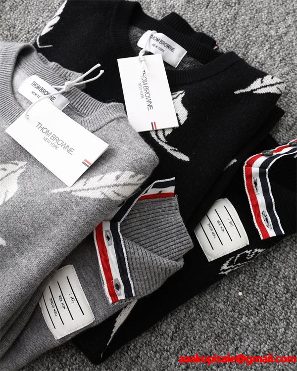 トムブラウン Thom Browne 偽物 2025秋冬おしゃれ 万能 ブラック × グレー 2 色 羽毛柄 四条纹袖 円领 セーター 