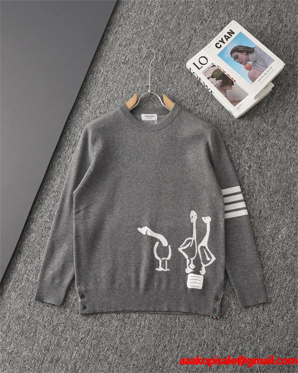 グレー × ブラック 2 色 白鳥柄 四条纹袖 円领 セーター トムブラウン Thom Browne コピー 秋冬可愛い 定番