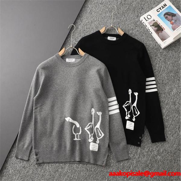 グレー × ブラック 2 色 白鳥柄 四条纹袖 円领 セーター トムブラウン Thom Browne コピー 秋冬可愛い 定番