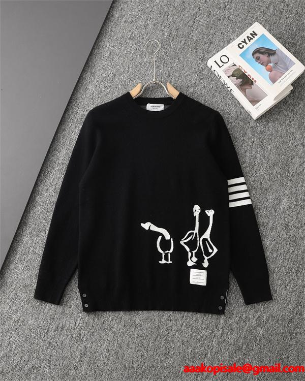 グレー × ブラック 2 色 白鳥柄 四条纹袖 円领 セーター トムブラウン Thom Browne コピー 秋冬可愛い 定番
