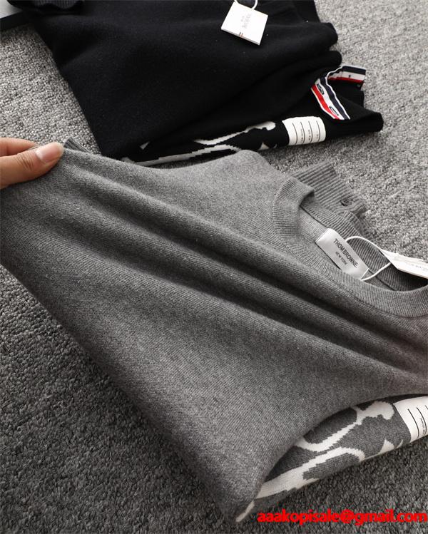 グレー × ブラック 2 色 白鳥柄 四条纹袖 円领 セーター トムブラウン Thom Browne コピー 秋冬可愛い 定番