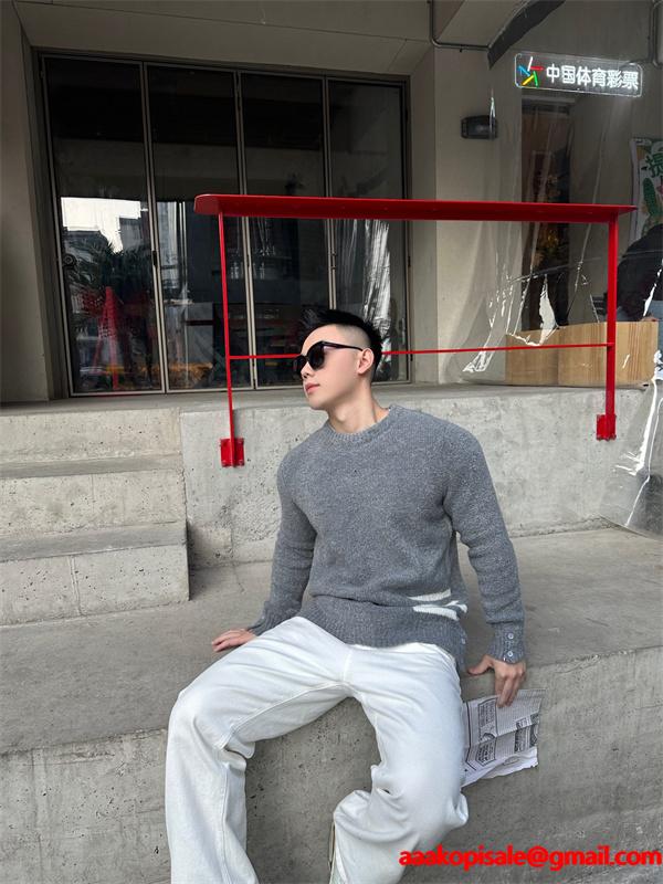 トムブラウン Thom Browne スーパーコピー 秋冬ふわふわ 人気 ネイビー ふわふわ 四条纹袖 円领 セーター 