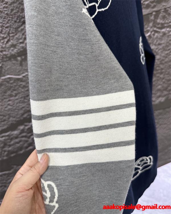 Thom Browne 偽物 秋冬ロマンティック 新作 ネイビー × グレー バラ刺繍  V 领 カーディガン トムブラウン