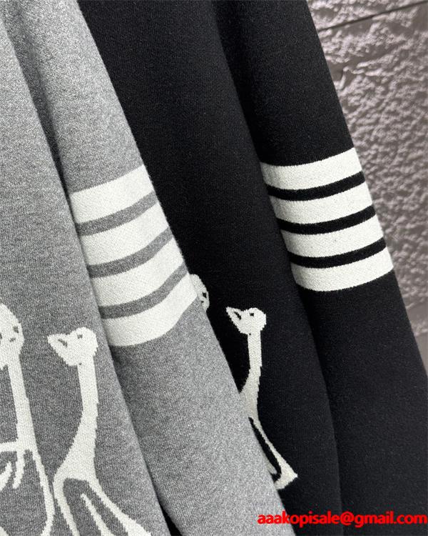 ムブラウン Thom Browne スーパーコピー 秋冬個性的な 注目 グレー × ブラック 2 色 ジラフ刺繍 セーター ト